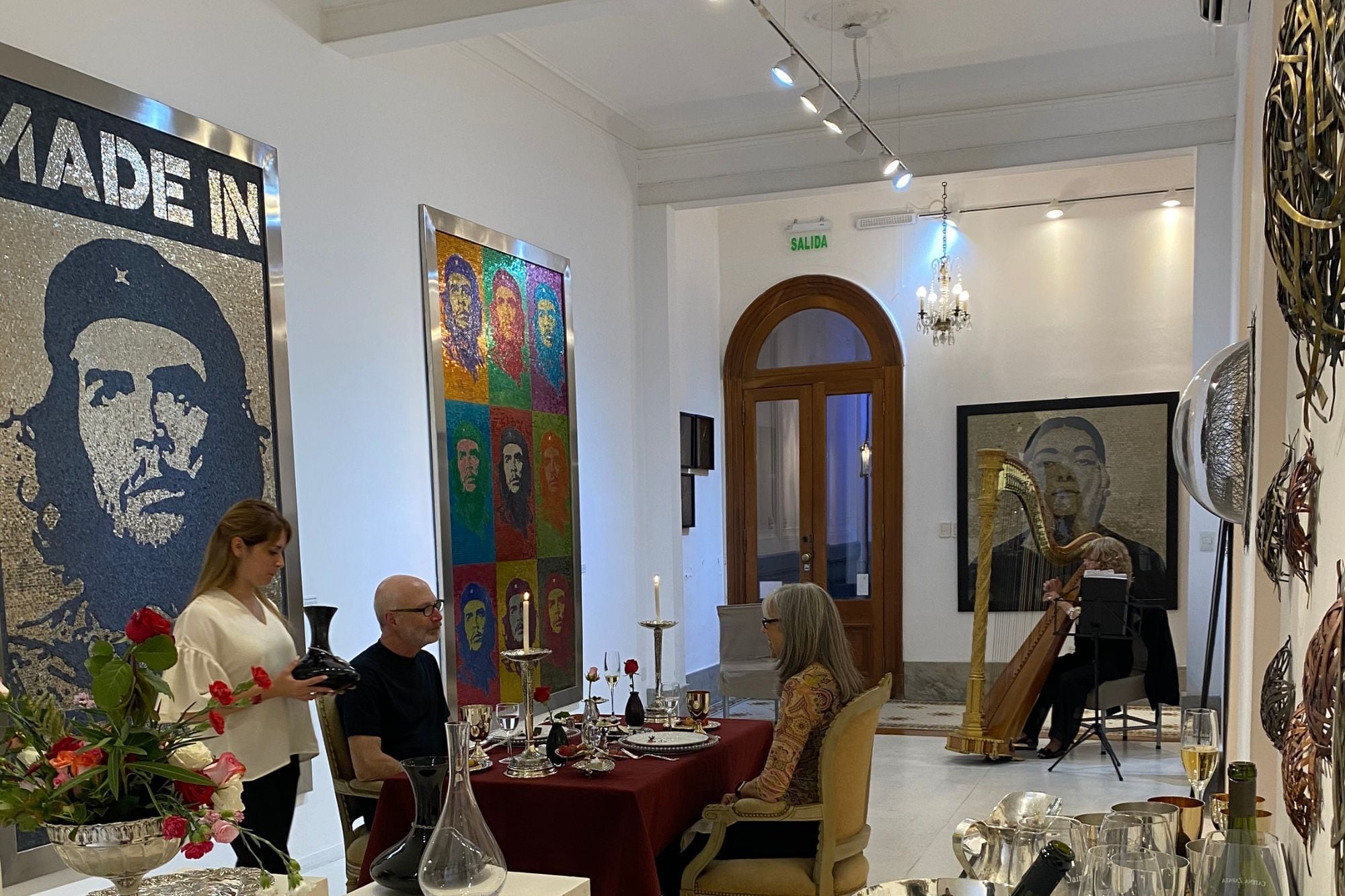 Una cena privada en la galería de Marcelo Toledo, con vinos servidos en copas de oro y plata