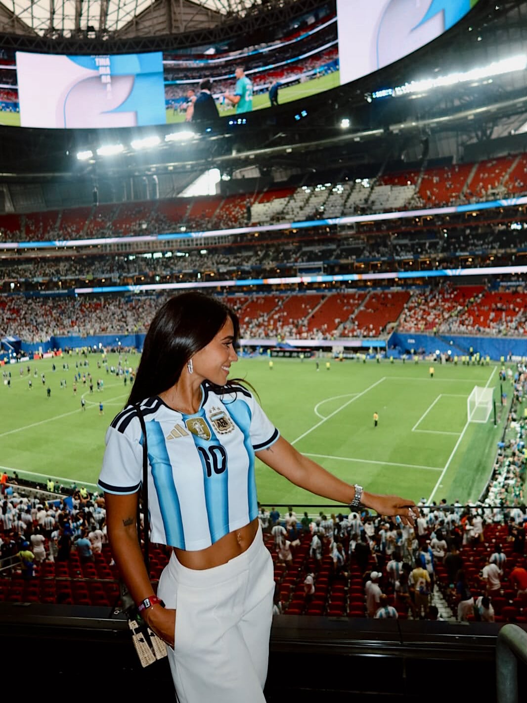 Anto Roccuzzo sorprendió desde el estadio con un outfit descontracturado (Foto: Instagram/@antonelaroccuzzo)