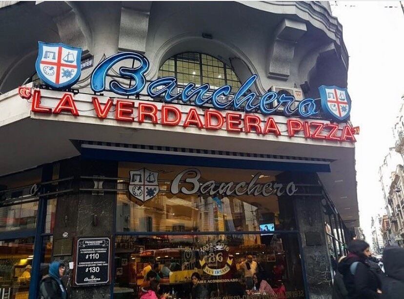 La icónica pizzería Banchero de La Boca y de la Av. Corrientes cumple 91 años. Argentina 1985