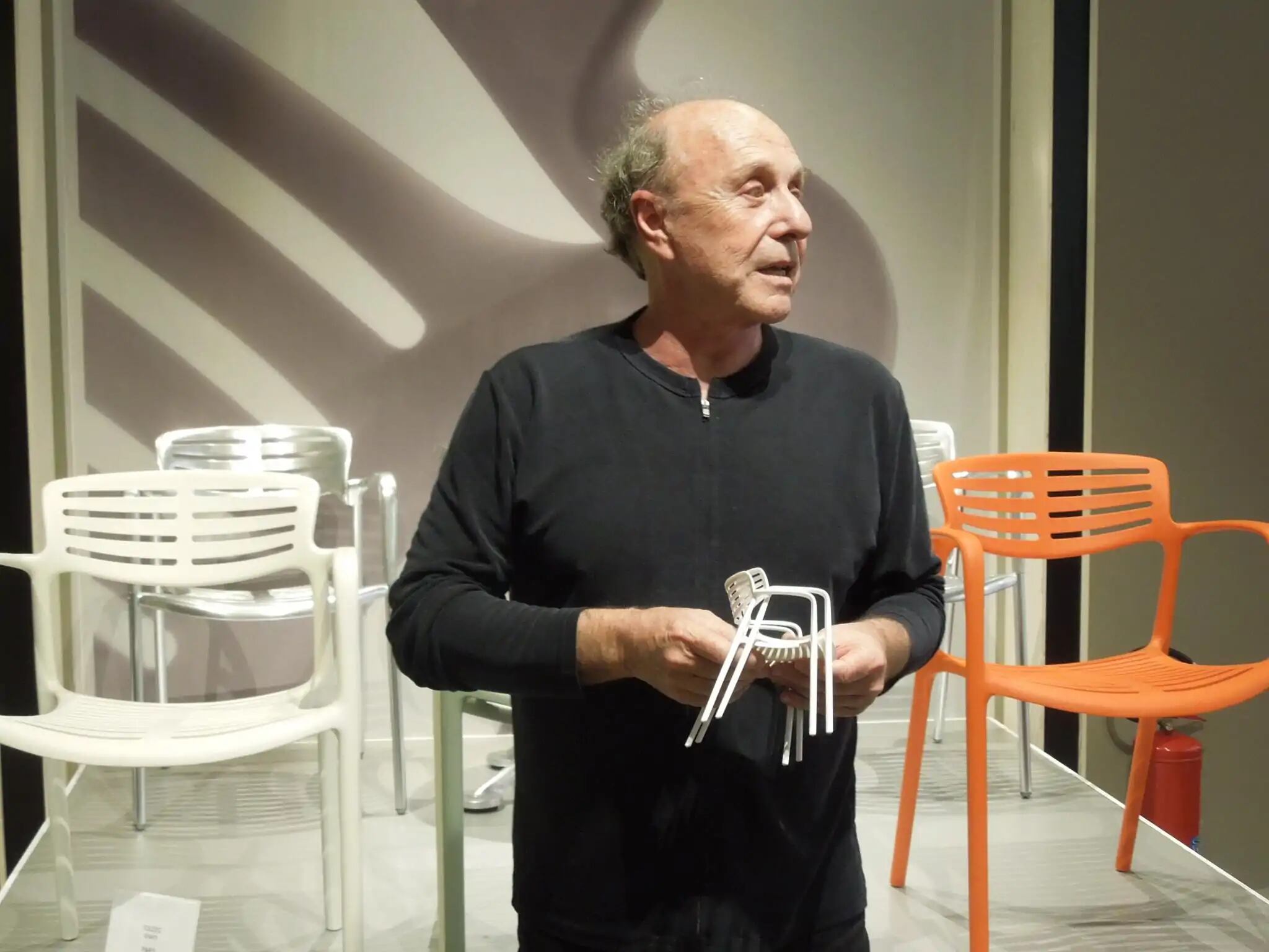 Murió Jorge Pensi, el creador argentino de la icónica silla Toledo 4 De visita en Buenos Aires, hace unos días Pensi donó dos de sus premiadas sillas al Museo de Arte Moderno