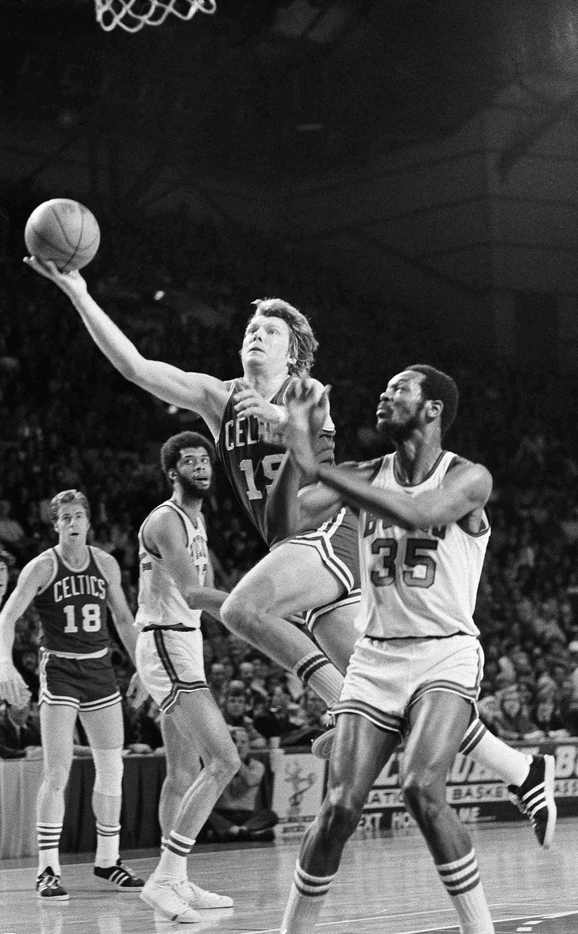 Don Nelson (19), en su etapa como jugador de Boslton Celtics; aquí, contra Cornell Warner (35), de Milwaukee (AP Photo, File)