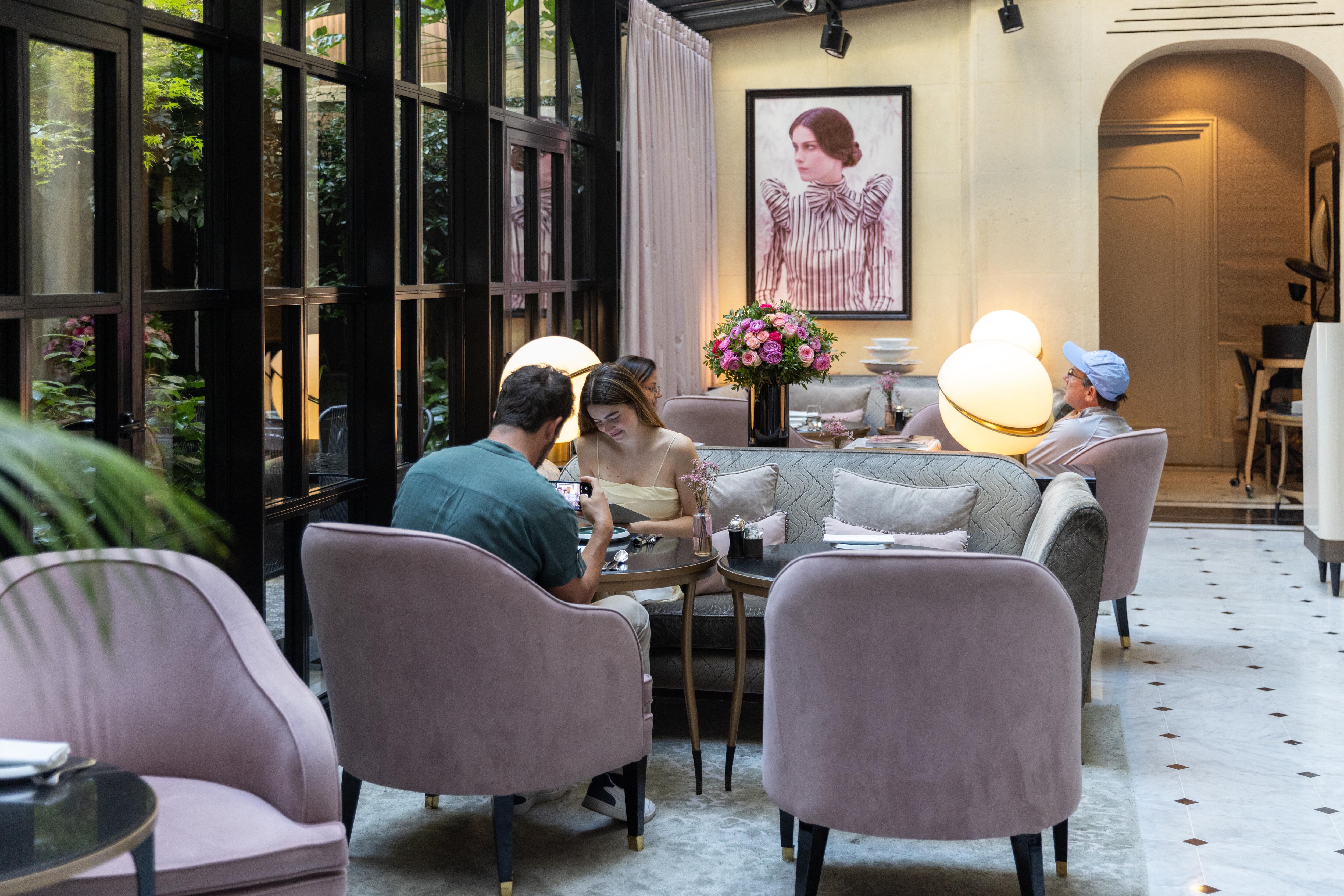 Le Narcisse Blanc tiene salones muy bien decorados.