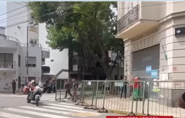 Un motociclista que se fugaba de la policía chocó a un taxi frente a la casa de Cristina Kirchner: murió un peatón