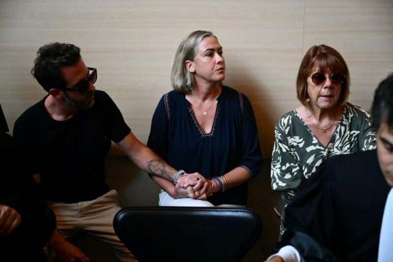 Caroline Darian acompaña a su madre Gisele Pelicot durante el juicio contra Dominique Pelicot