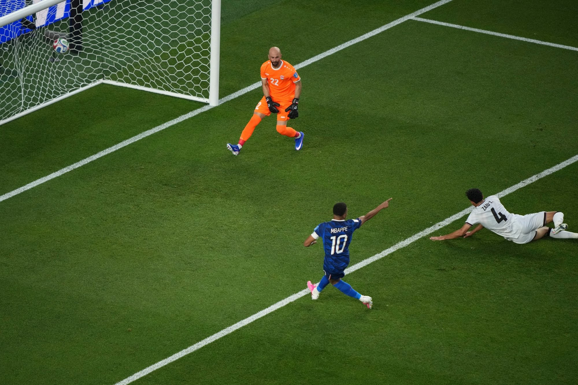 Mbappé brilló para que Francia le gane a la tormenta, a las dos horas de postergción y a Irak 7 Kylian Mbappe marca su segundo gol, para seguirle dando pelea a Messi e impulsar a Francia en el Mundial