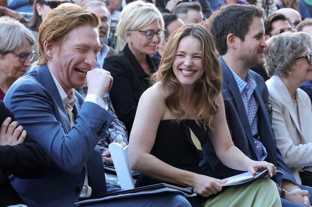 Es una cara conocida de Hollywood y tiene un padre muy famoso, pero gracias a Taylor Swift se volvió una estrella de las redes 10 Domhnall Gleeson junto a Rachel McAdams cuando la actriz recibió su estrella en el Paseo de la Fama, en enero de 2026