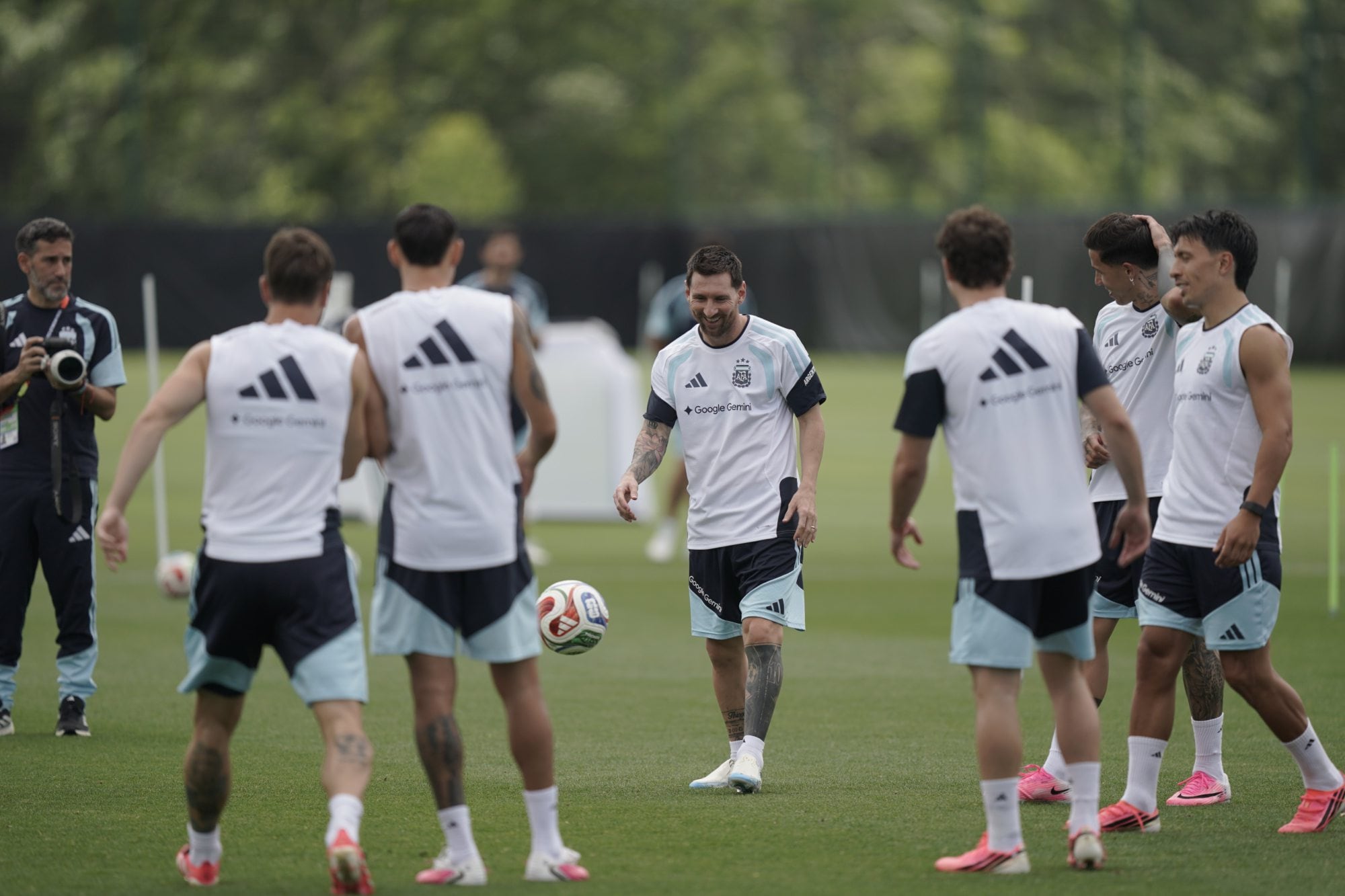 En las prácticas de la selección se percibe un clima de confianza y la presión no parece alterar la dinámica del grupo