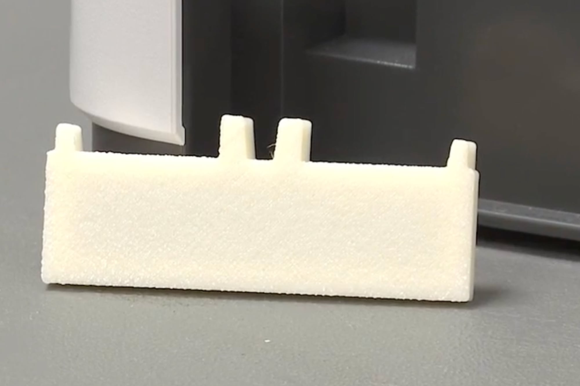 La pieza que se dañó en las impresoras de Seminole es clave para sostener el papel y evitar atascos