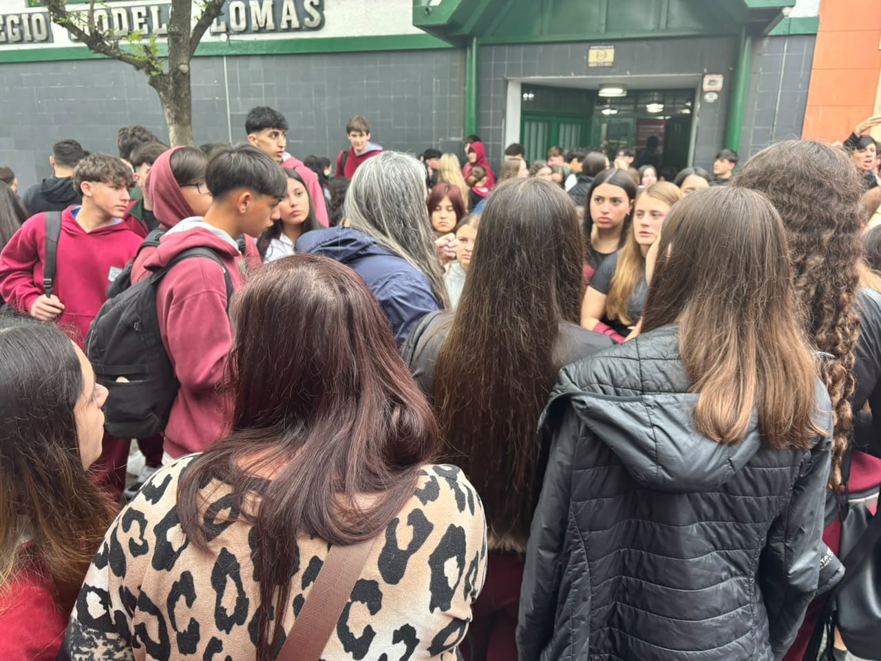La protesta incluyó una sentada en la puerta del establecimiento mientras los padres de las alumnas afectadas se reunían con las autoridades