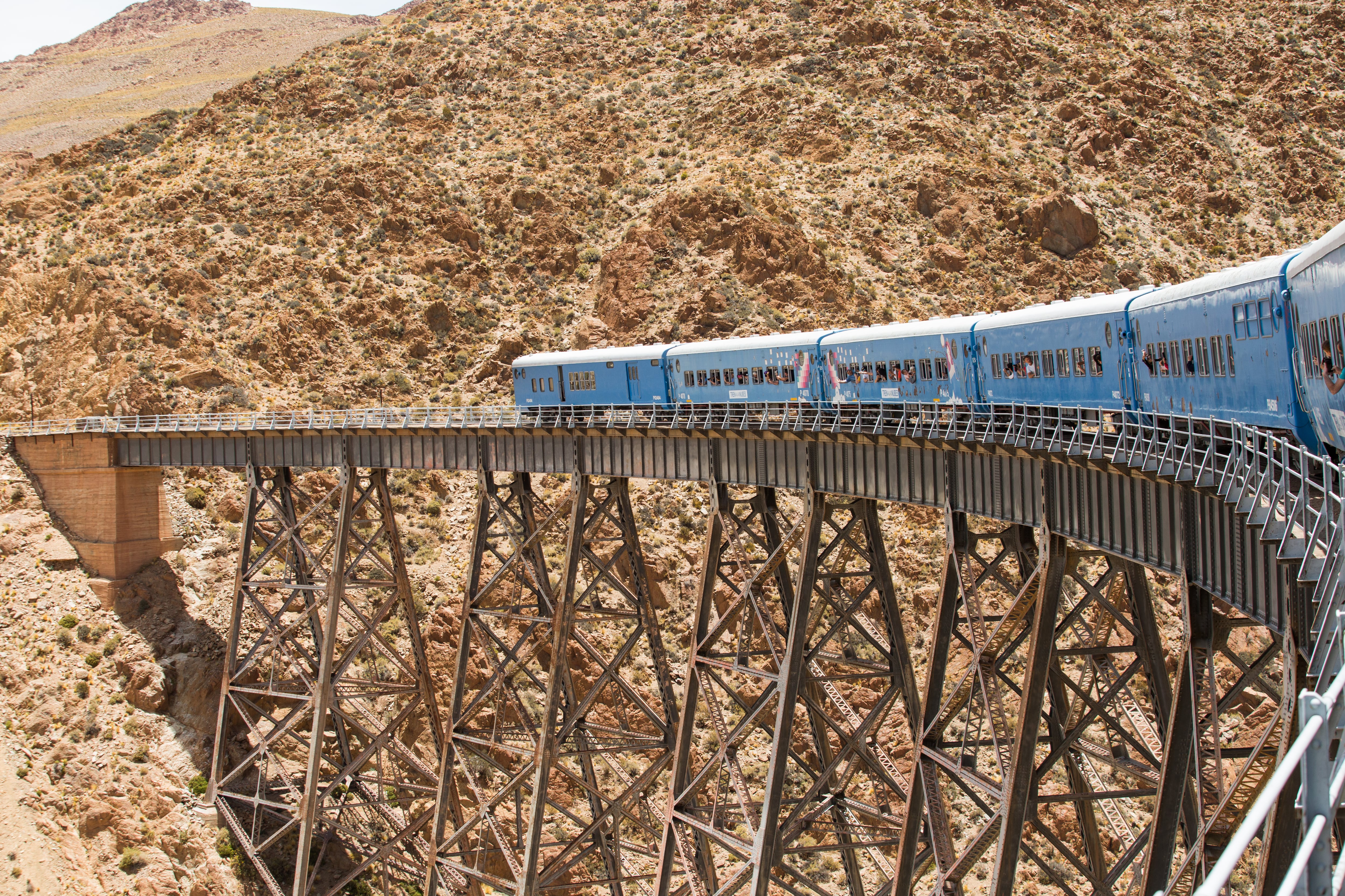 Hoy el tren opera únicamente desde San Antonio de los Cobres hasta el célebre viaducto La Polvorilla