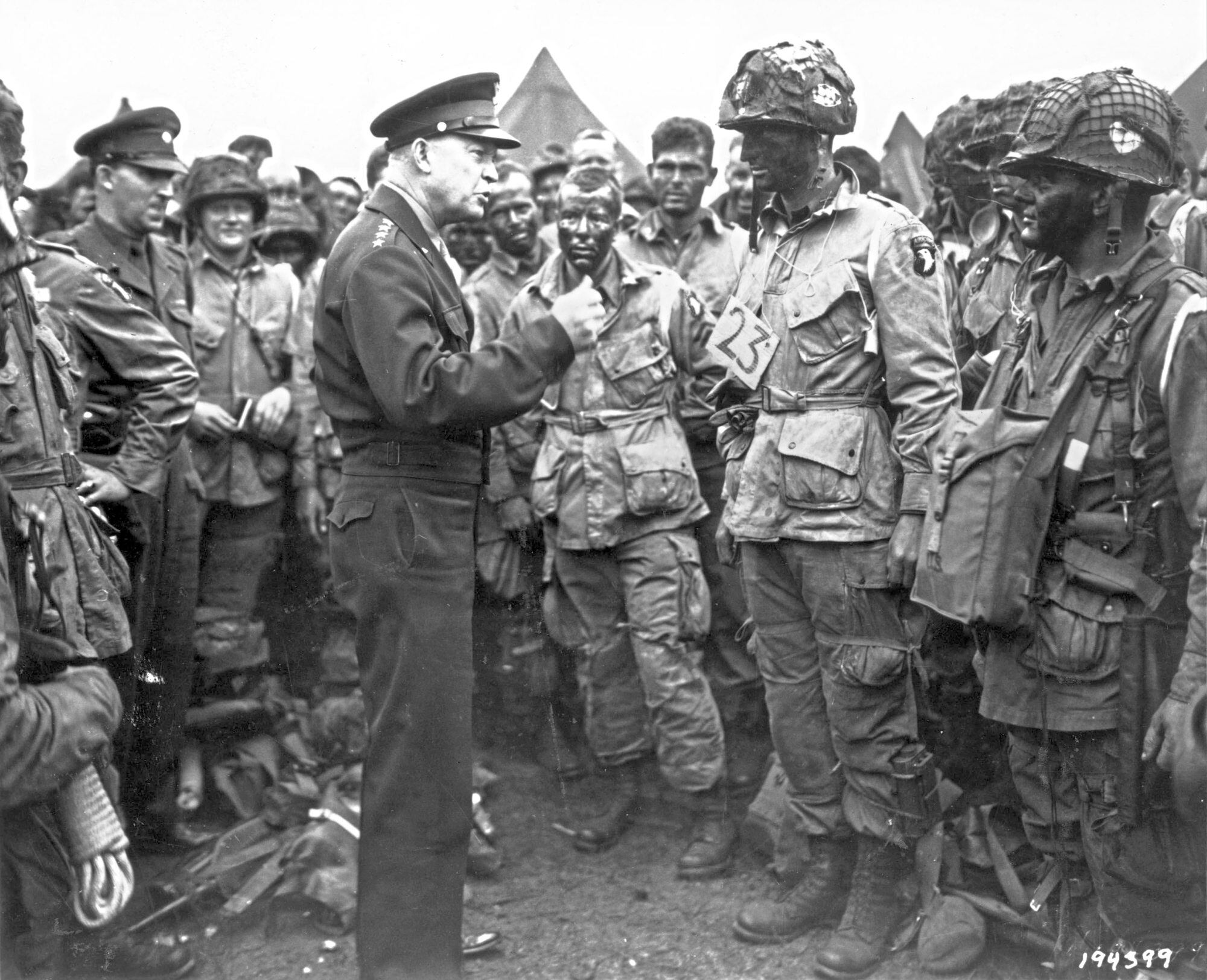 El general Dwight D. Eisenhower hablando a un grupo de soldados antes del comienzo del Día D en 1944