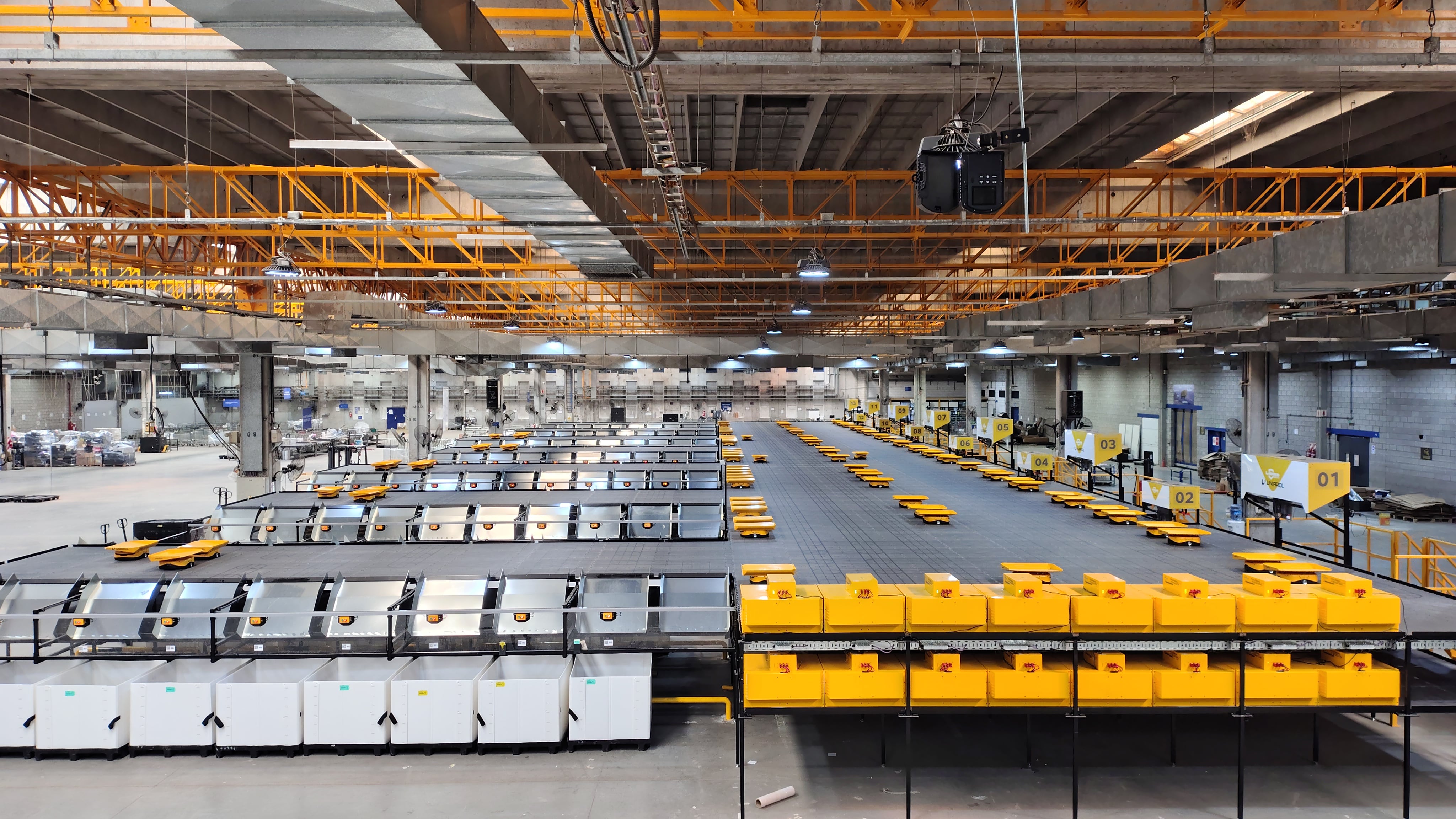 La planta clasificadora de paquetes del Correo Argentino en Monte Grande, que usa 240 robots, es la primera en su tipo de América Latina