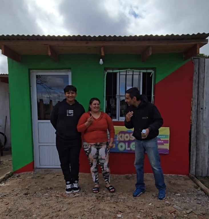 Después de pintar, Diego graba las reacciones de los dueños de los emprendimientos.