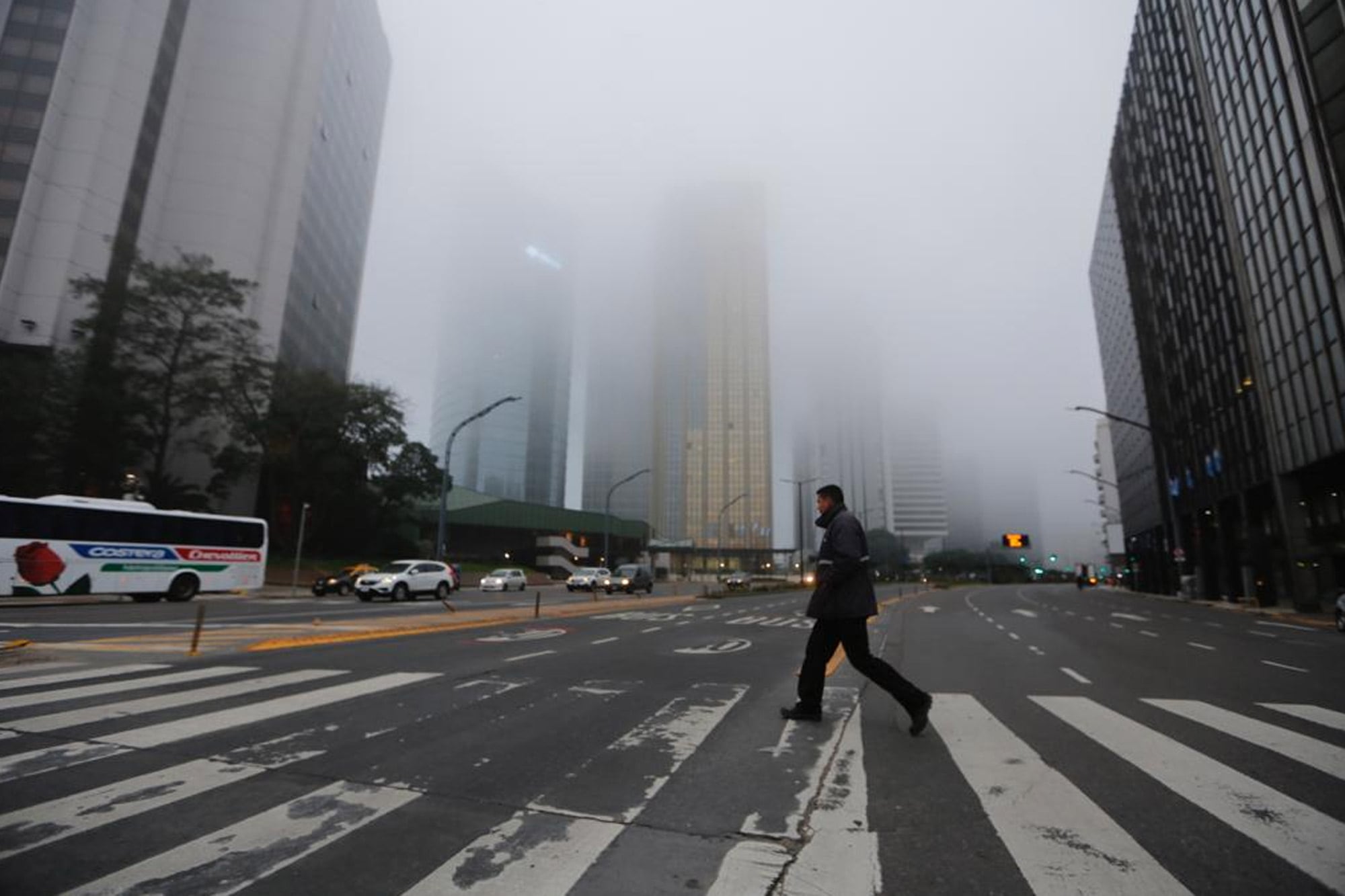 ¿Por qué Buenos Aires está tan nublada? El fenómeno climático detrás y el pronóstico para los próximos días 10 La niebla y la neblina cubren la ciudad de Buenos Aires, que atraviesa jornadas de cielo nublado y gris, según el Servicio Meteorológico Nacional