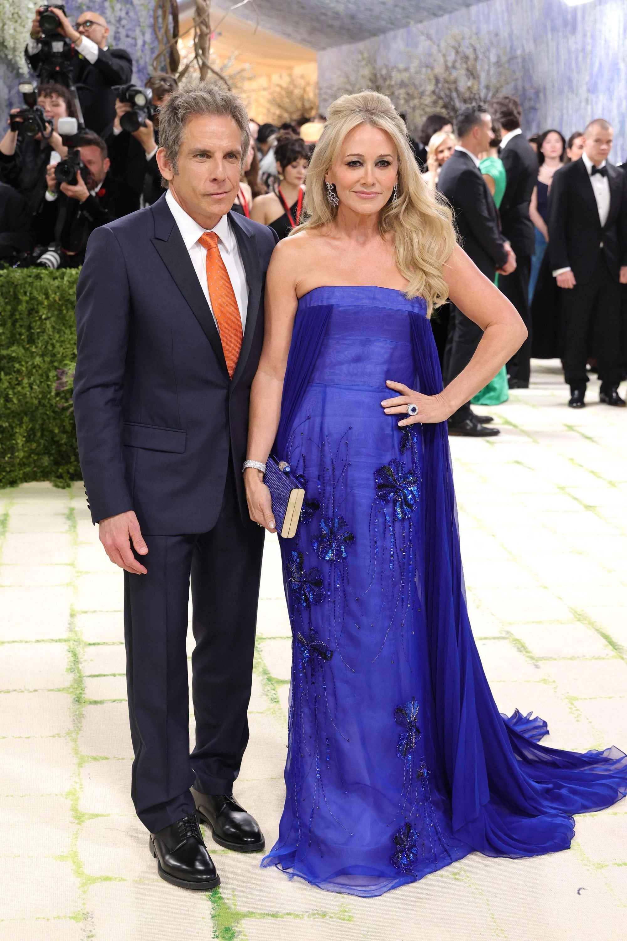 Ben Stiller y su mujer, Christine Taylor, lucieron los colores de los New York Knicks (un equipo de basquet neoyorkino) en esta cita. Mientras que el actor contrarrestó su traje azul con una corbata naranja, su esposa llevó un vestido azul con bordados y capa de tul