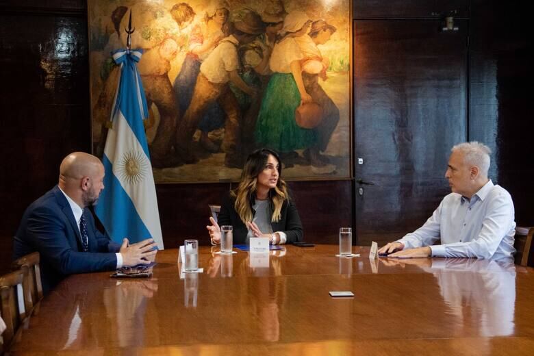 Diego Spagnuolo (izq,) con la viceministra de Salud, Cecilia Loccisano, y el sudirector ejecutivo del PAMI, Carlos Zamparolo, a comienzos de año