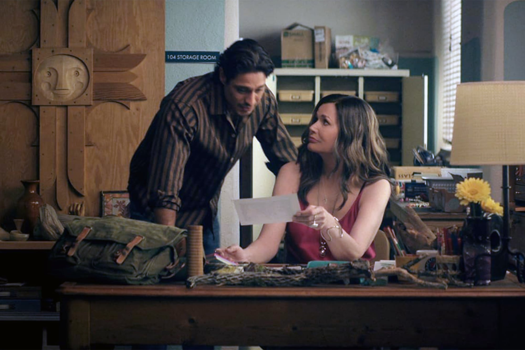 Carlos Miranda y Geena Davis en una escena de la serie que Netflix acaba de cancelar