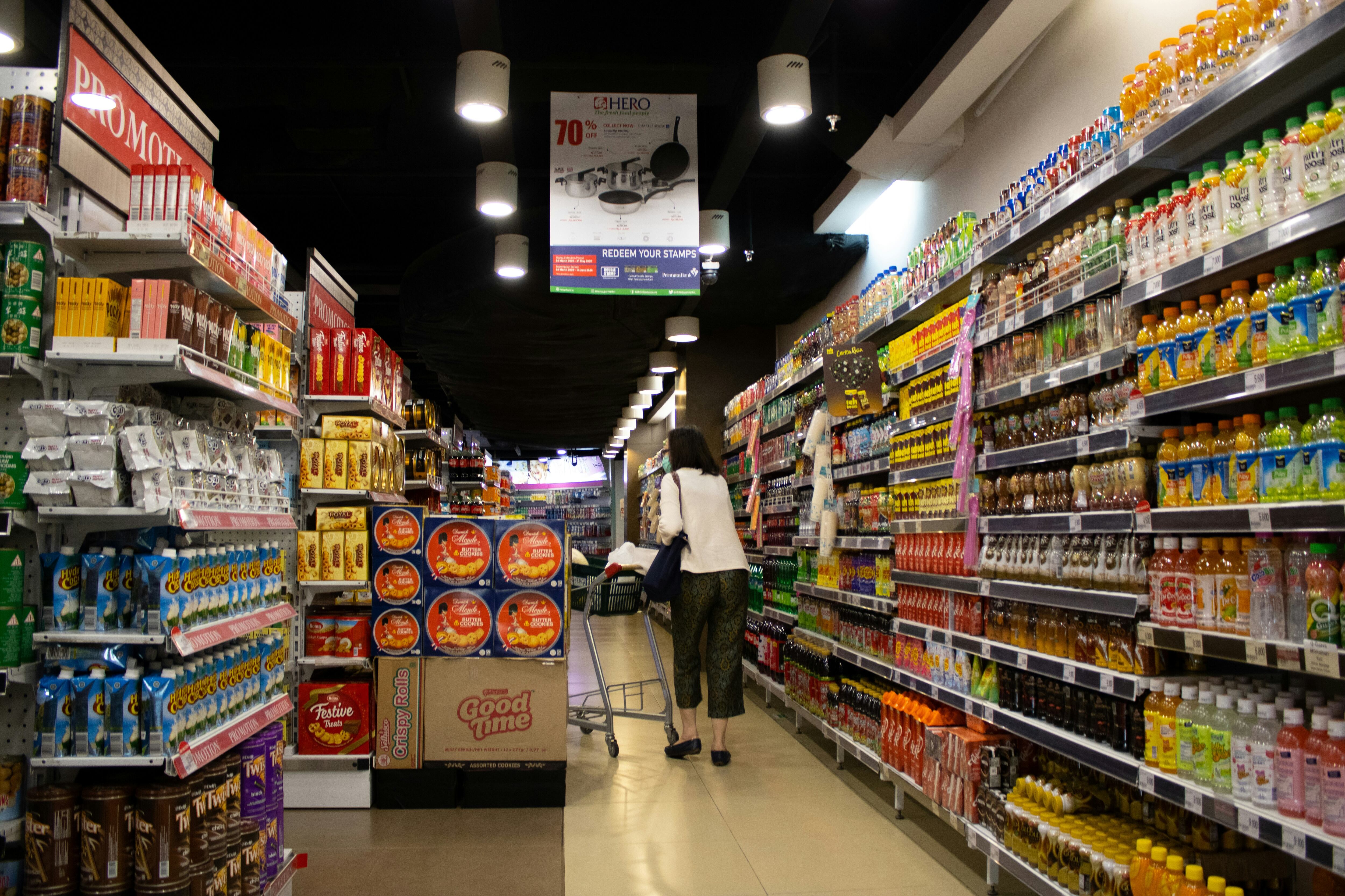 SNAP puede usarse para comprar diversos alimentos saludables, y a partir de 2026 no se podrán adquirir bebidas azucaradas como refrescos (Unsplash)