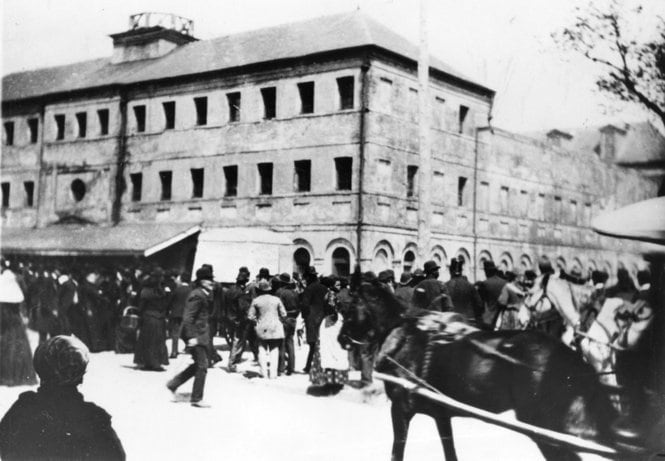 Cientos de ciudadanos de New Orleans se reunieron afuera de la prisión donde se encontraban los presuntos culpables del homicidio (Wikimedia Commons)
