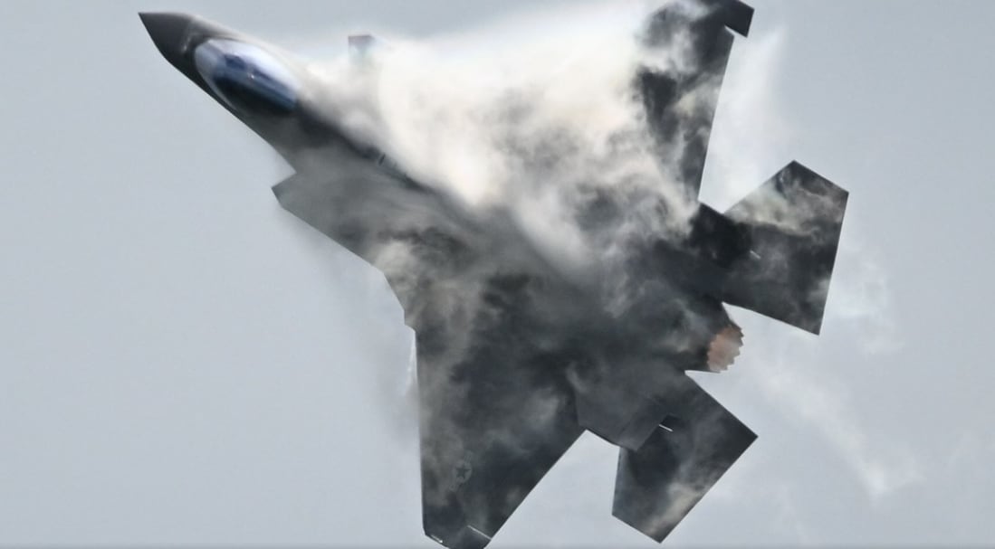 El ejército iraní lanzó una operación de búsqueda para dar con el piloto de un caza estadounidense derruibado en el territorio por el sistema de defensa aérea