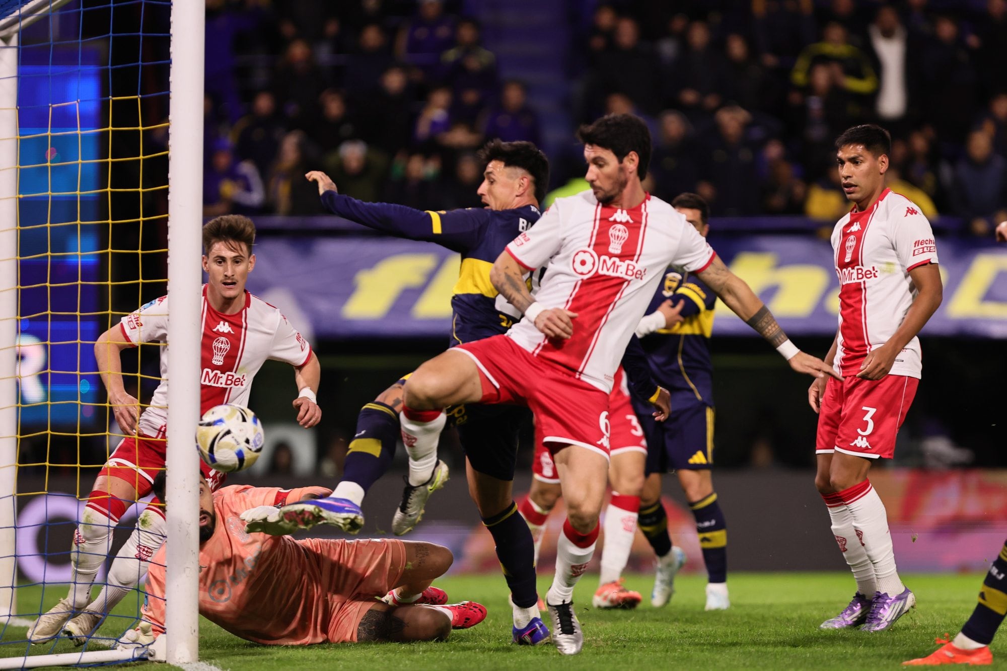 Una de las increíbles salvadas de huracán en el primer tiempo, donde Boca fue superior