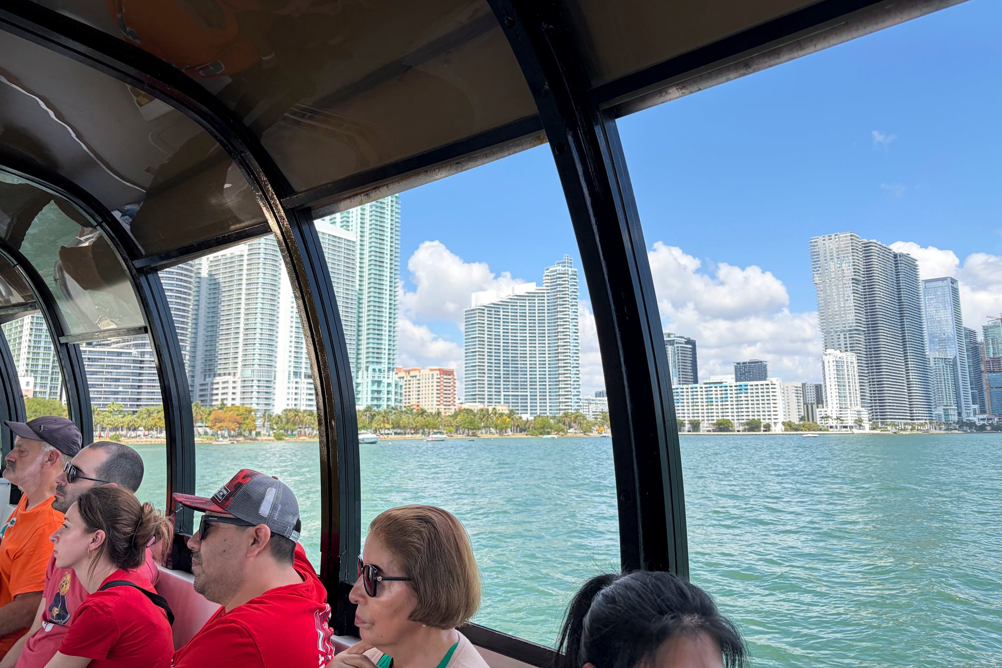 El recorrido del ferry atraviesa toda la bahía