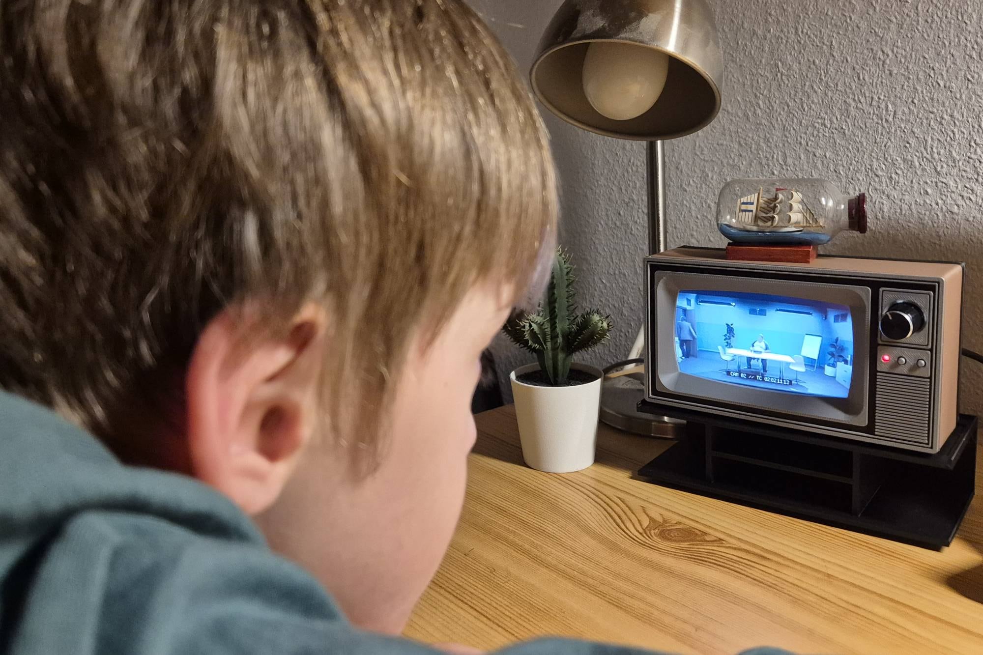 “Están fascinados con la mini tele que les armé, porque ahí ven entre otras cosas propagandas argentinas clásicas y épicas de los mundiales pasados”, dice.