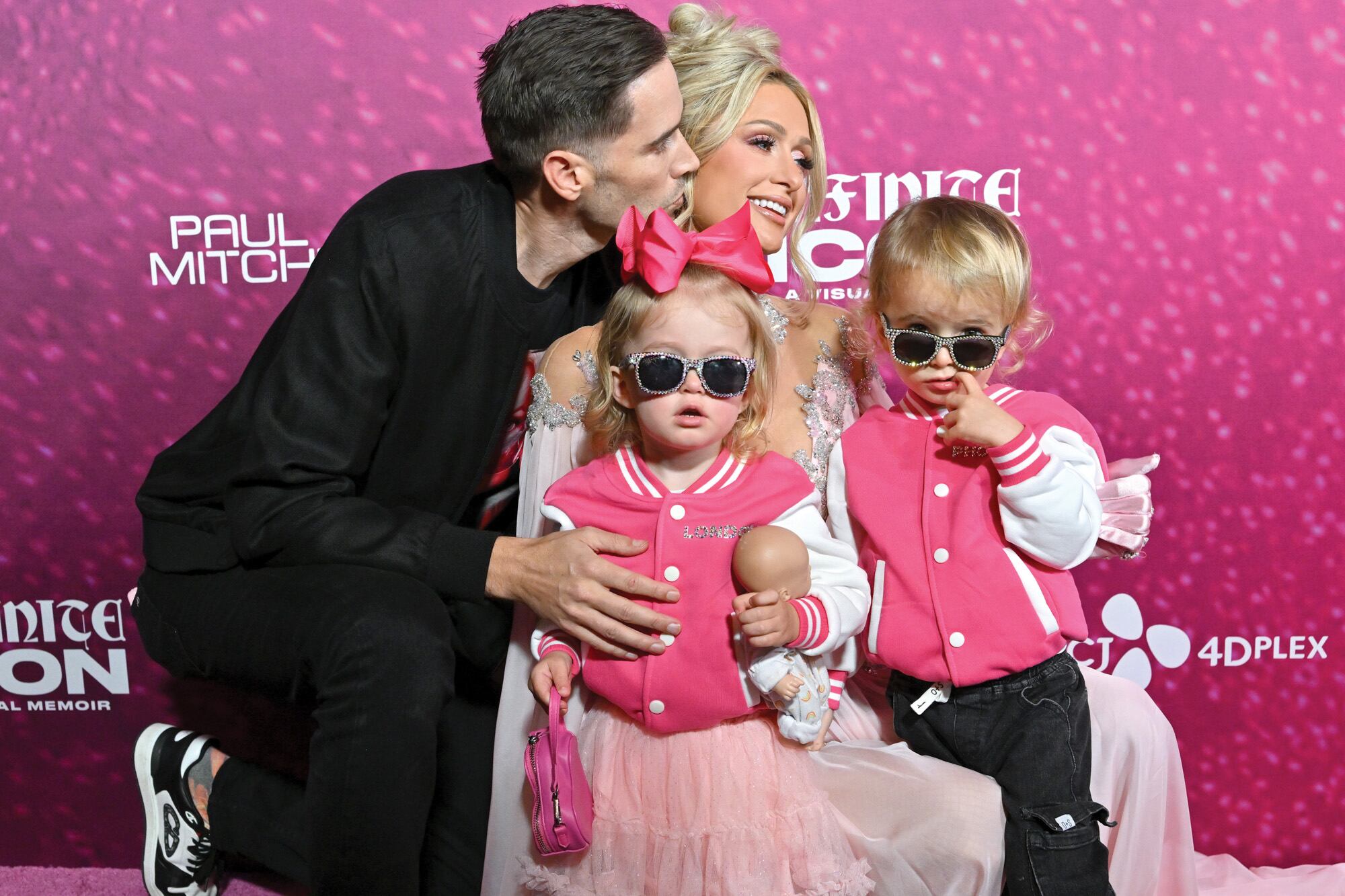 Paris posa con su marido Carter Reum y sus hijos Phoenix y London