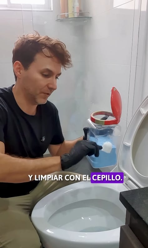 Cómo realizar una limpieza completa del inodoro en pocos pasos (Captura: Instagram @quimicosparahogar)