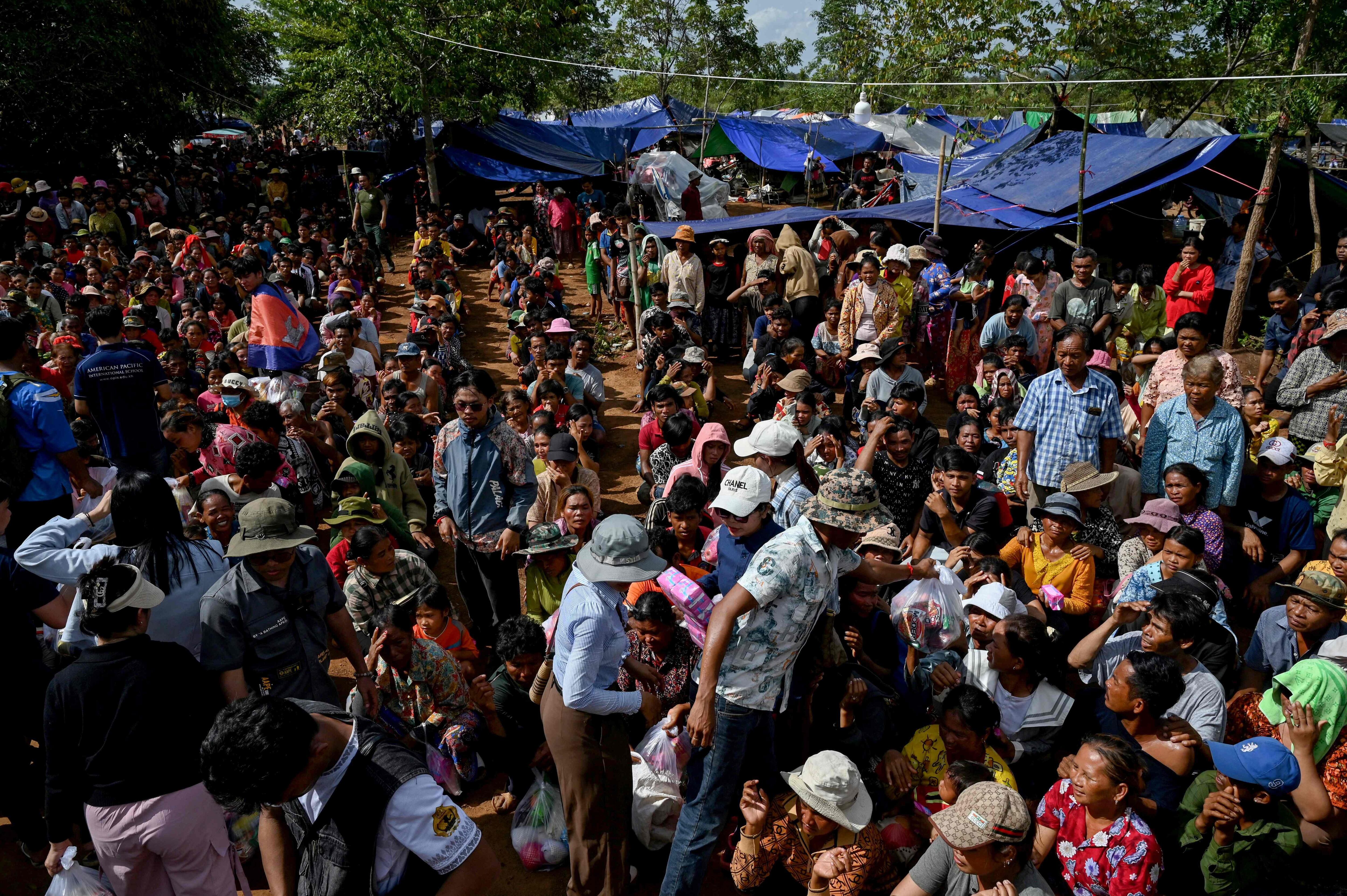 Personas que huyeron de sus hogares cerca de la frontera entre Camboya y Tailandia se reúnen en un punto de distribución de alimentos en los terrenos de una pagoda en la provincia de Oddar Meanchey, el 28 de julio de 2025.