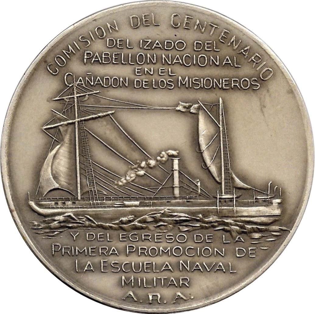 Medallón que conmemora el izado del pabellón nacional en el Cañadón de los Misioneros