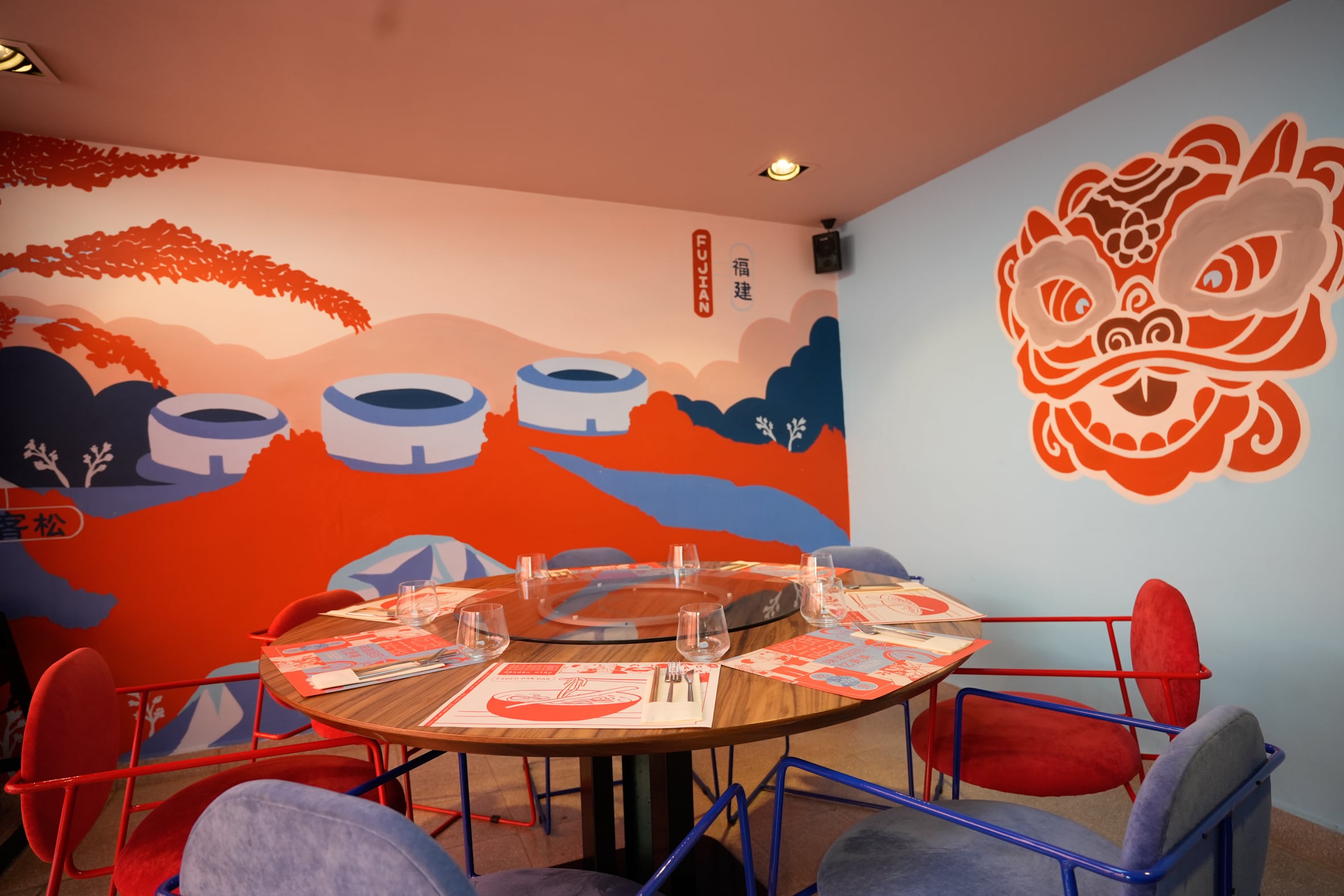 La paleta de colores del restaurante incluye el rojo, importante en la cultura china, el celeste en representación a la argentina y el azul, país donde estudió y de donde es su esposo