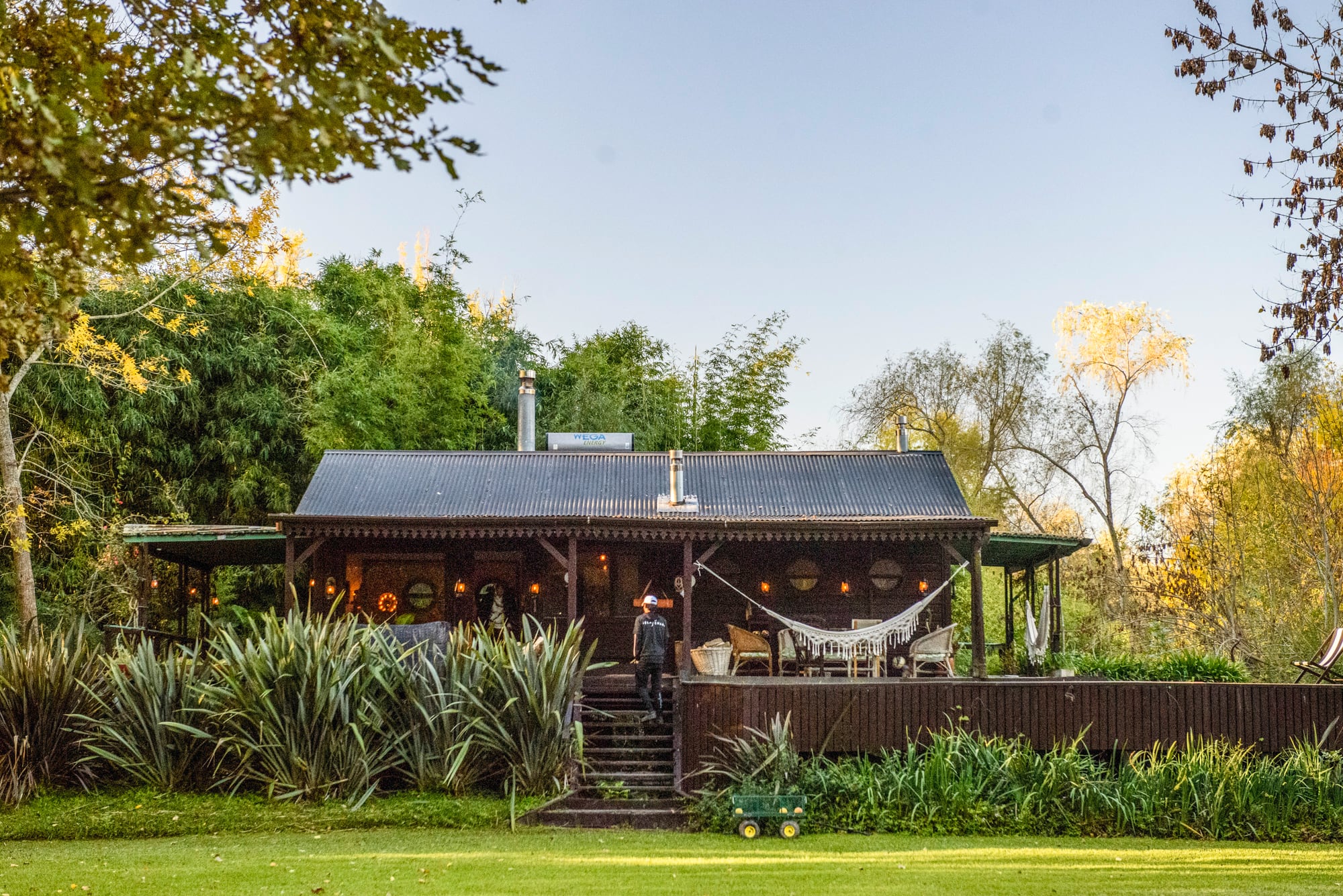 La casa es confortable y está pensada para integrarse armoniosamente a la naturaleza