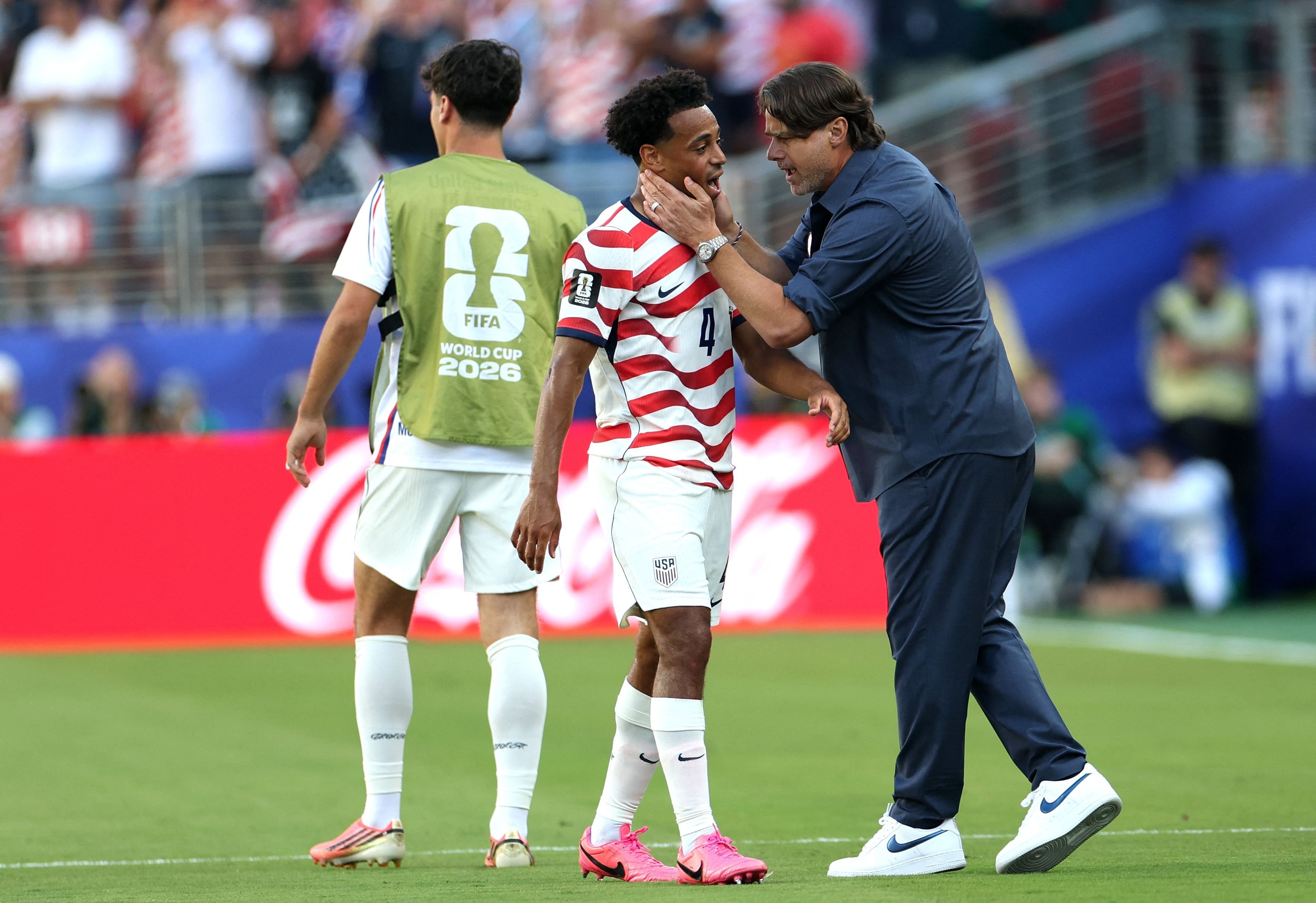 Pochettino habla con Adams en la pausa de rehidratación (Photo by Charlotte Wilson / GETTY IMAGES NORTH AMERICA / Getty Images via AFP)