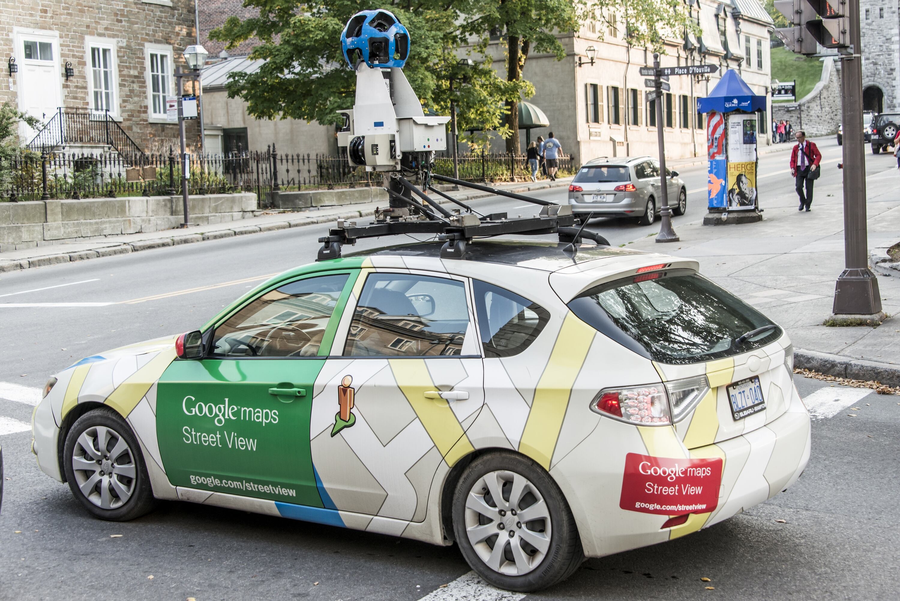 Un auto de Google Street View en su recorrido fotográfico