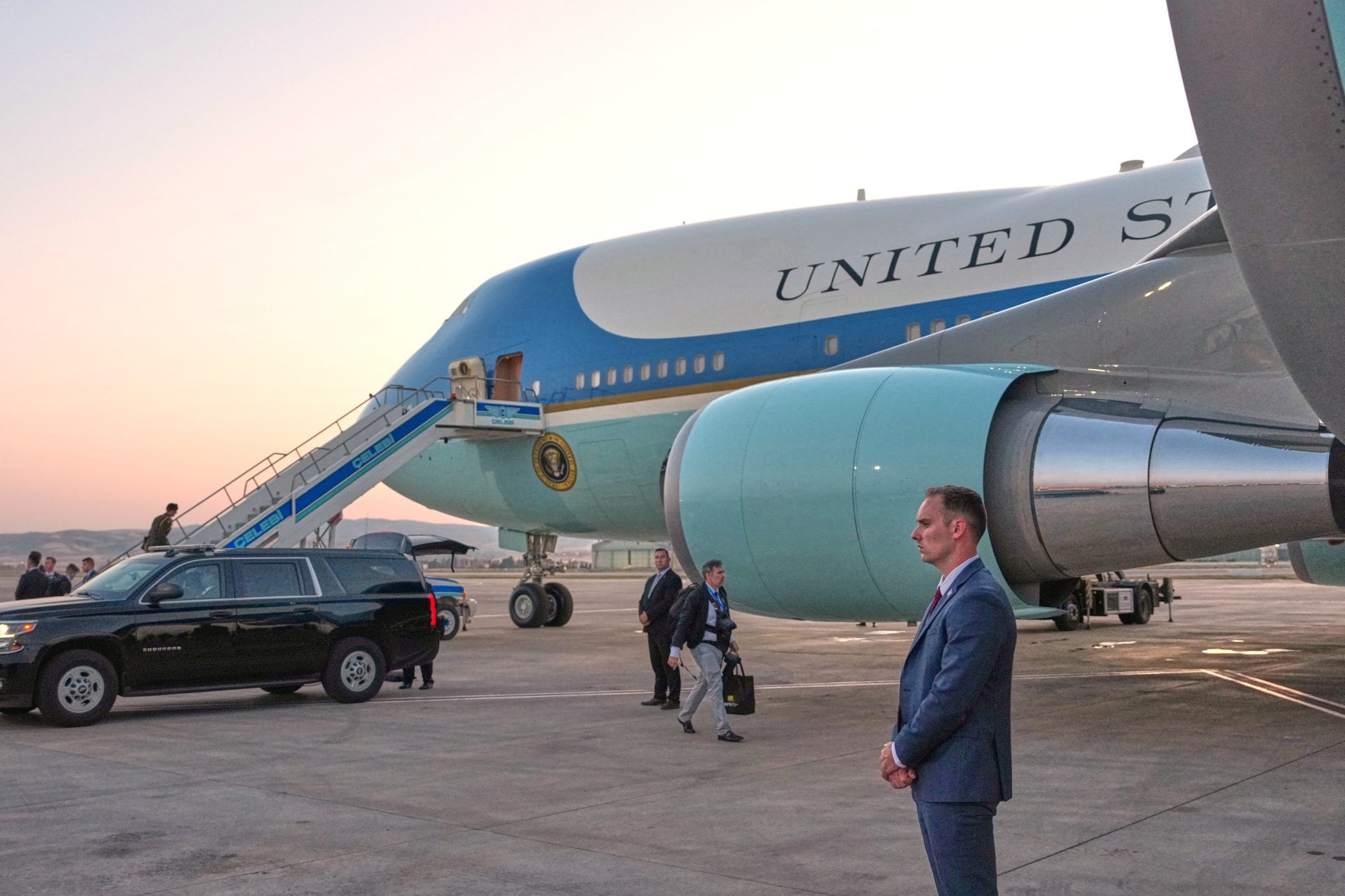 Camiones de servicio de catering estacionados junto al Air Force One en la plataforma antes de la partida del presidente Donald Trump, tras la cumbre de la OTAN en el aeropuerto de Ankara, en Turquía, el 8 de julio de 2026.