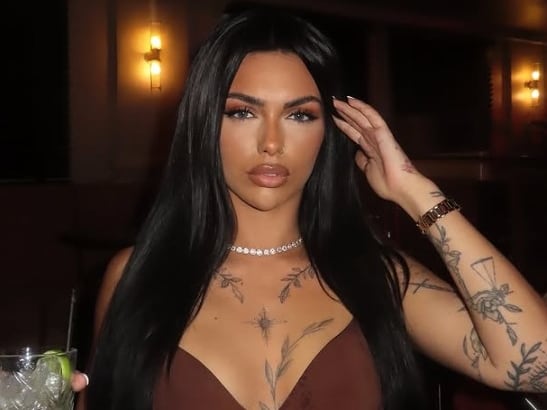 Una figura del fútbol, envuelta en la polémica: sale con una modelo de OnlyFans 14 años menor que él