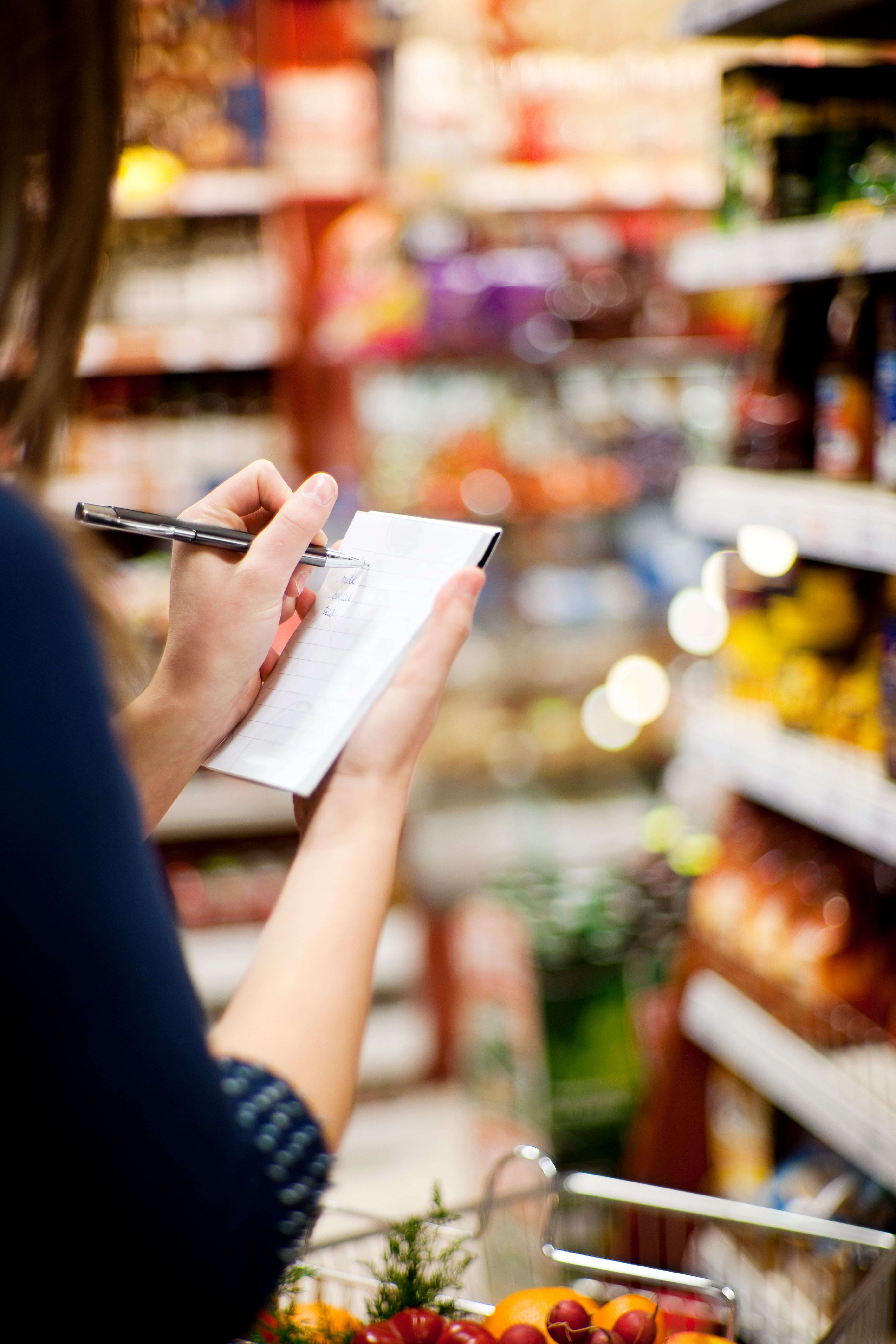 Qué dice la psicología sobre las personas que escriben la lista del supermercado en papel 6 Escribir a mano activa procesos cognitivos diferentes a los del uso de dispositivos digitales (Foto: Freepik)