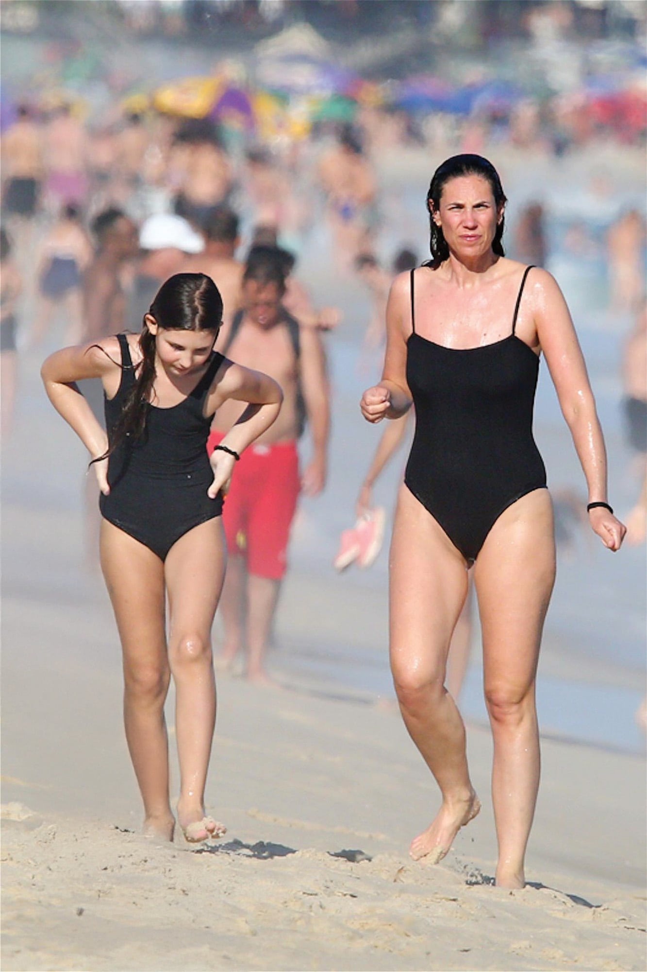 Cada vez más parecidas, madre e hija eligieron matchear sus trajes de baño enterizos para darse un baño