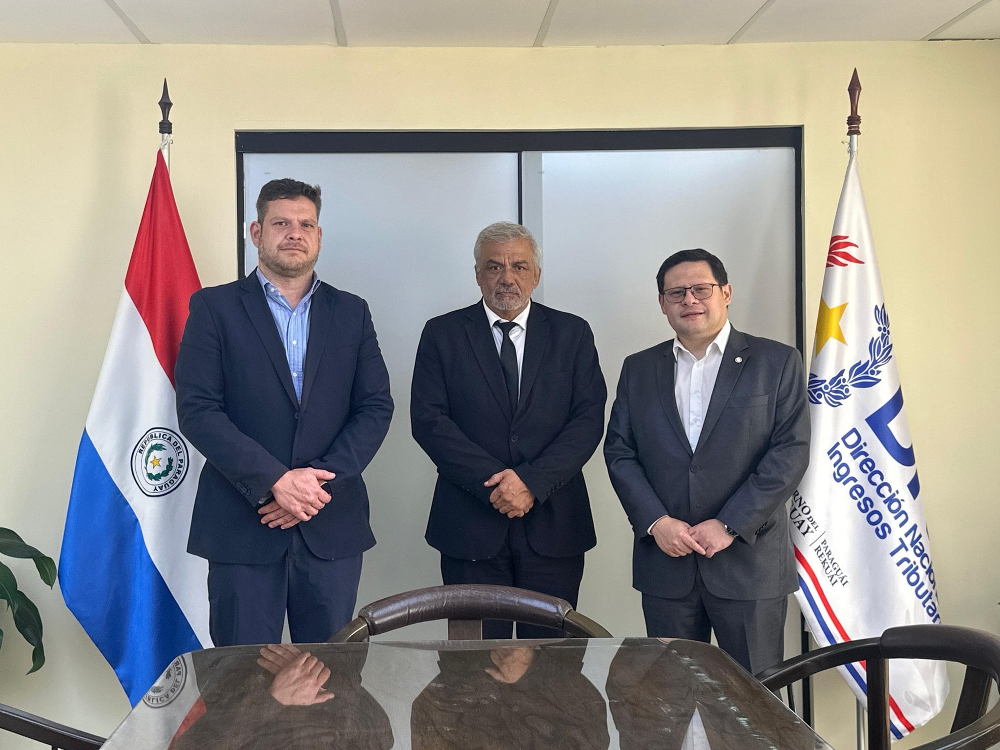 Velis -en el centro-, en una reunión con el director nacional de Ingresos Tributarios de Paraguay