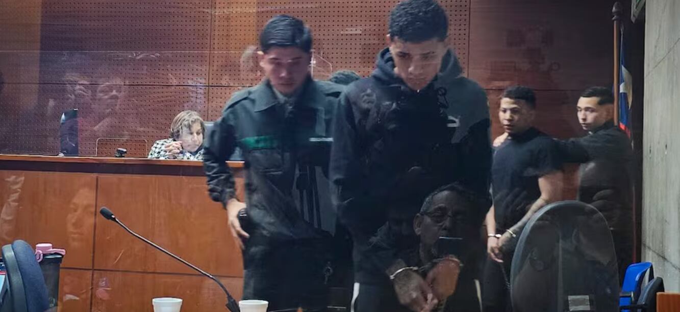 Tiene pedido de captura: nació en Venezuela en 2006, tiene tez morena, mide 1,74 metros y tiene en su mano derecha un tatuaje con el rostro del dios Zeus