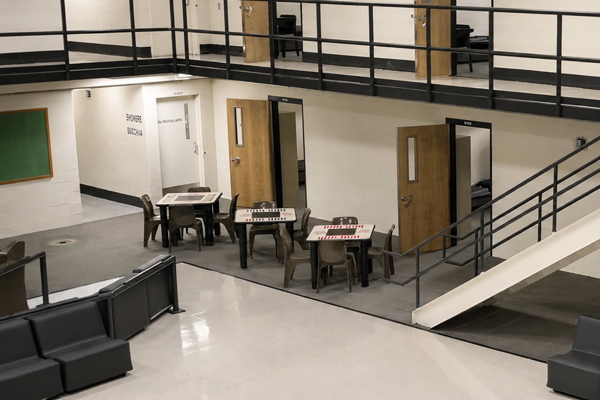 Los detenidos del ICE deben cumplir con labores estrictas de limpieza