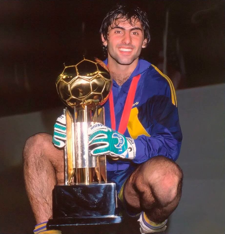 Latorre, autor del gol del triunfo y figura aquella noche, posa con el trofeo, la medalla y los guantes del arquero Fernando Navarro Montoya.