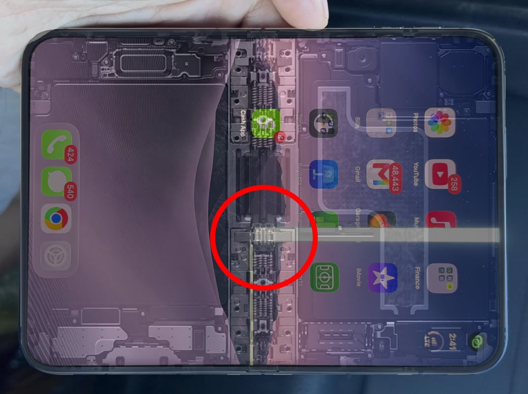Múltiples usuarios denuncian problemas con la pantalla plegable de su flamante iPhone Duo; todas las que tienen problemas se agrietan en el mismo lugar, y una pieza del mecanismo de la bisagra sería la responsable