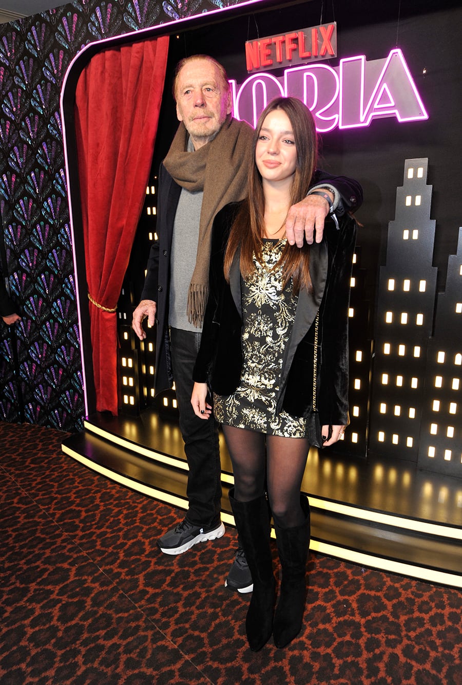 Víctor Bo junto a su nieta Thea Garat, la actriz que interpreta a Sofía Gala de adolescente