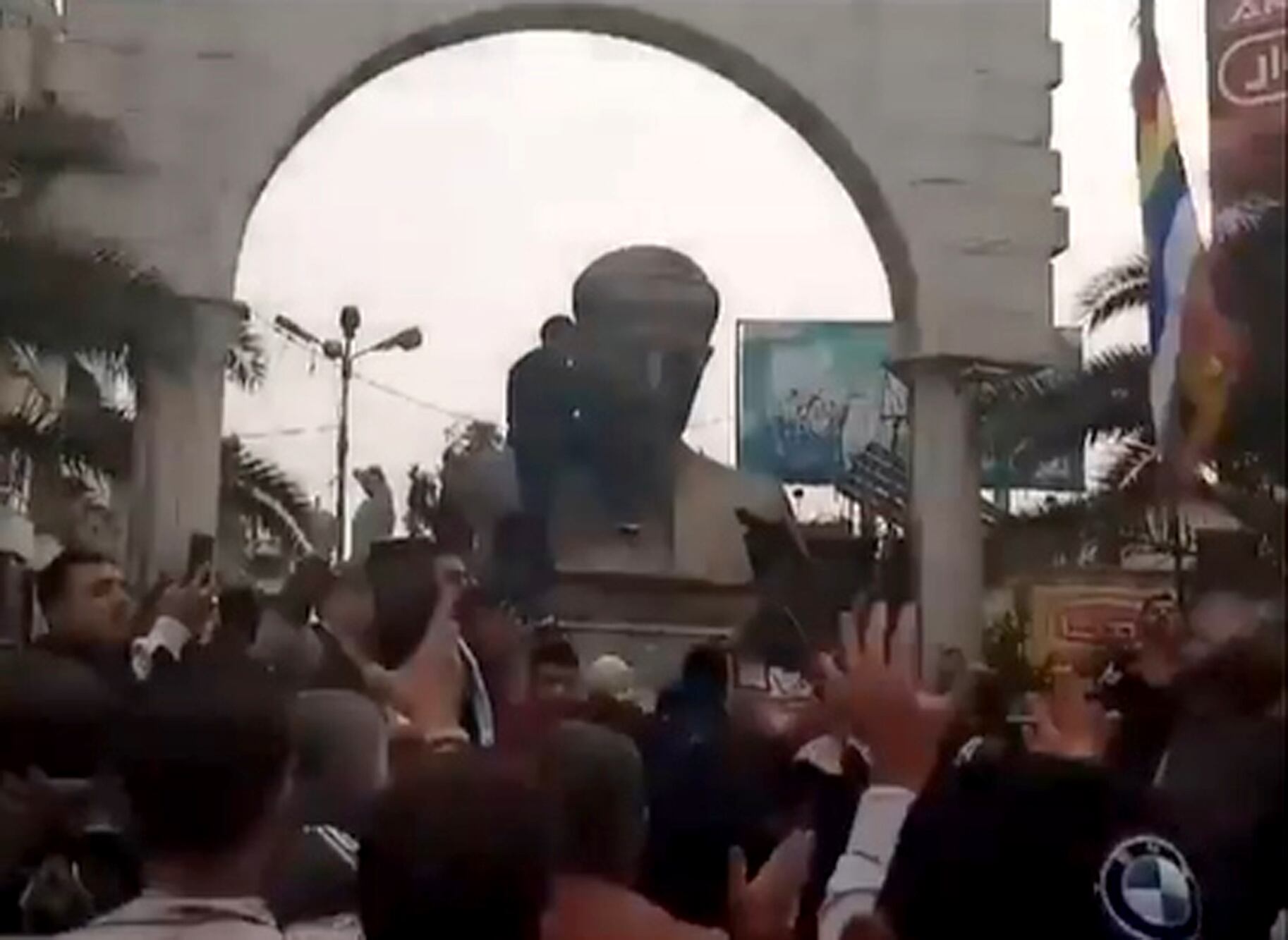 Decenas de manifestantes derribaron una estatua de Hafez al-Assad, padre y predecesor del presidente