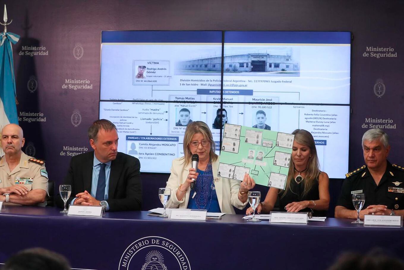 El jefe de Gabinete, Manuel Adorni; la ministra de Seguridad, Alejandra Monteoliva; y la jueza Sandra Arroyo Salgado anunciaron la caída de la denominada “PYME del delito”. También estuvieron presentes el jefe de la Policía Federal Argentina, Comisario General Alejandro Rolle, y el jefe de la Gendarmería Nacional, Comandante General Claudio Brilloni.