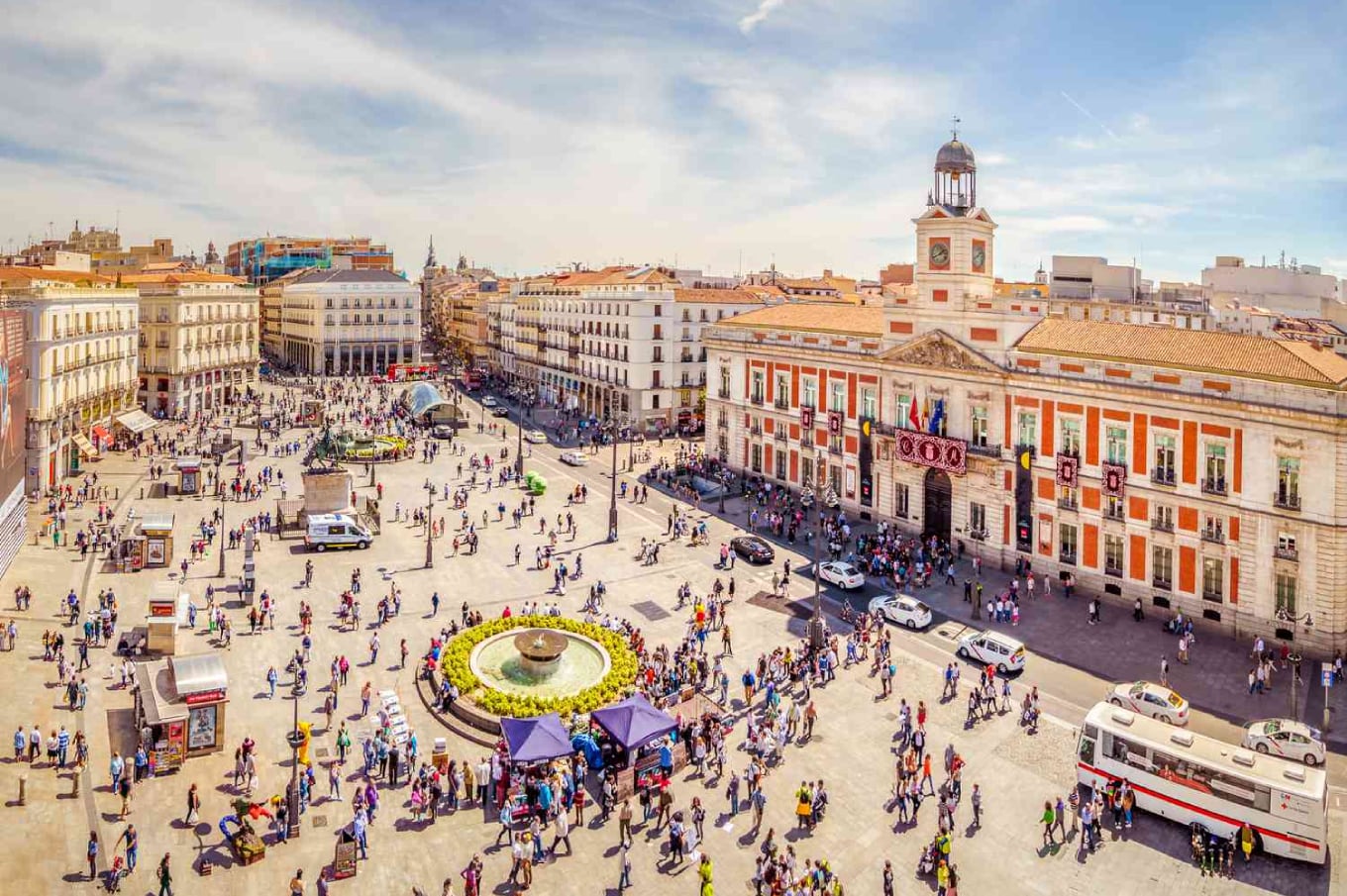 La Puerta del Sol de Madrid, siempre concurrida, es un lugar de cita y visita turística obligada