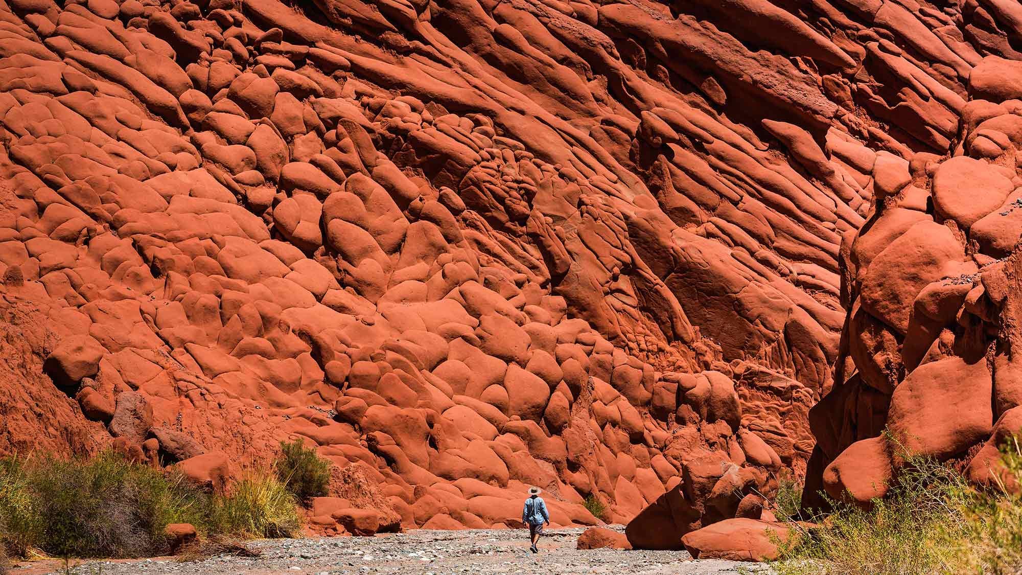 Los paredones rojos de Acsibi, camino a las cuevas salteñas.