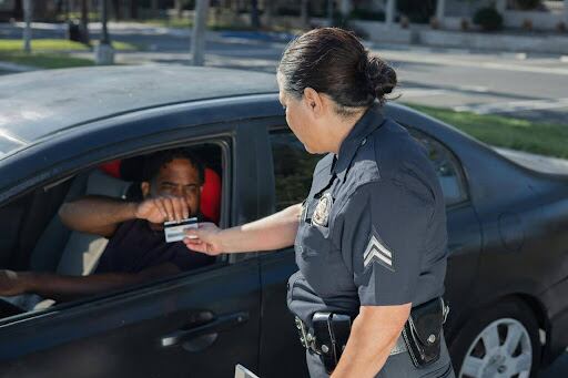 Al ser detenido en la carretera, se puede acreditar identidad con diversos documentos